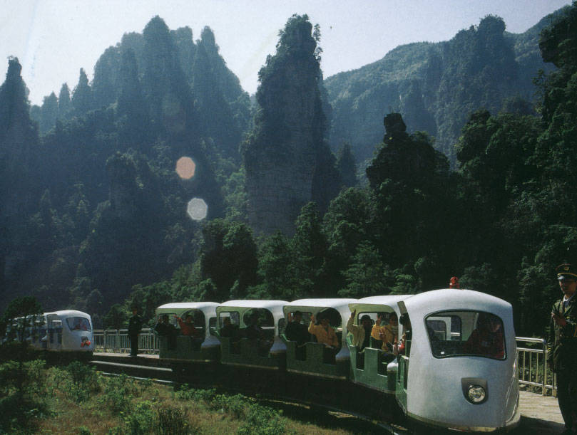 張家界十里畫(huà)廊小火車.jpg